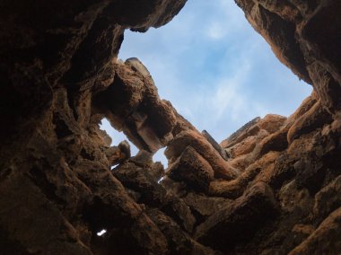 Dağ manzarası çok güzel. Doğa, turizm, seyahat. Baca, kule, kulenin ortasından görüş.