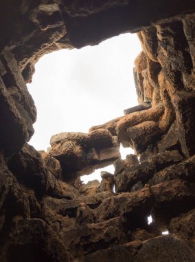 Dağ manzarası çok güzel. Doğa, turizm, seyahat. Baca, kule, kulenin ortasından görüş.