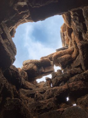 Dağ manzarası çok güzel. Doğa, turizm, seyahat. Baca, kule, kulenin ortasından görüş.