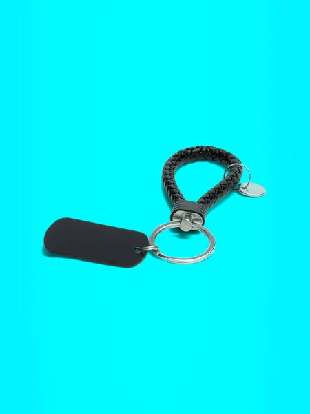 Schlüsselanhänger Schlüsselanhänger Aus Metall Und Leder Isoliert Auf Blauem Hintergrund — Stockfoto