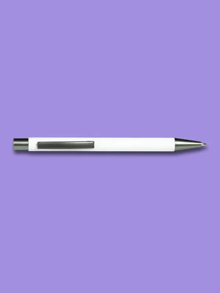 白色圆珠笔 紫色背景 枪托相片 阴影白色圆珠笔 — 图库照片