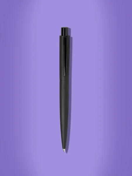 Czarny Długopis Fioletowy Tło Czarny Ballpoint Pióro Cień Kopia Miejsce — Zdjęcie stockowe