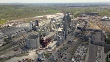 Yüksek beton fabrikası olan çimento fabrikasının havadan görünüşü ve endüstriyel üretim alanında kule vinci. Üretim ve küresel sanayi kavramı.