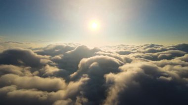 Yükseklerdeki uçak penceresinden hava manzarası. Akşamki yağmurdan önce oluşan yoğun kabarık kümülüs bulutları..