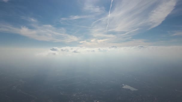 Letecký Pohled Okna Letadla Vysoké Nadmořské Výšce Vzdáleného Města Pokrytý — Stock video
