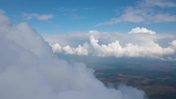 Luchtfoto Vanuit Vliegtuigraam Grote Hoogte Van Aarde Bedekt Met Opgezwollen — Stockvideo