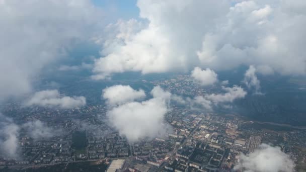 Luchtfoto Vanuit Vliegtuigraam Grote Hoogte Van Verre Stad Bedekt Met — Stockvideo