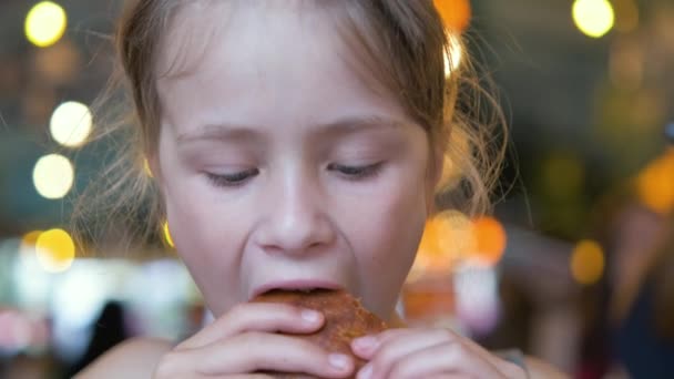 Kind Isst Leckeren Burger Restaurant — Stockvideo