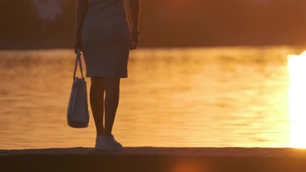 Молодая Женщина Повседневной Одежде Отдыхает Берегу Озера Теплым Вечером Летние — стоковое видео