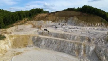 Kazı makineleri ve çöp kamyonlarıyla inşaat kum taşı malzemesi madenciliği.