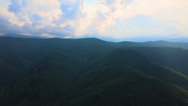 Вид Повітря Гірські Пагорби Вкриті Густими Зеленими Пишними Лісами Похмурий — стокове відео