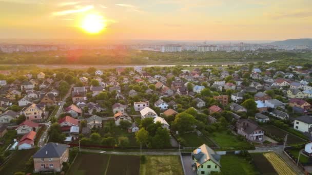 日落时郊区住宅的空中景观 — 图库视频影像