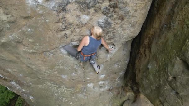 Fuerte Escalador Senior Escalando Empinada Pared Montaña Rocosa Deportiva Superando — Vídeo de stock