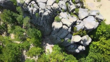 Kararlı bir çocuk kayalık dağın dik duvarına tırmanıyor. Çocuk zor yolu aşıyor. Ekstrem sporlar ve kaya tırmanışı hobileri..