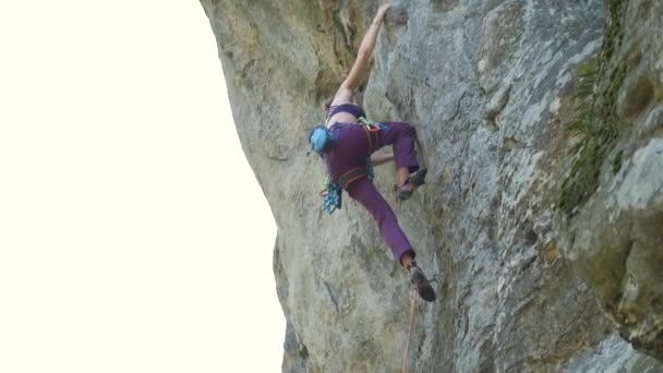 Junge Bergsteigerin Stürzt Nach Missglücktem Versuch Steile Felswand Erklimmen Engagement — Stockvideo