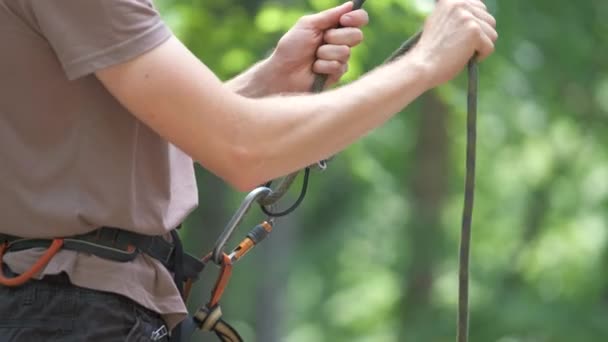 Mann Fixiert Seine Kletterpartnerin Mit Sicherung Und Seil Kletterer Hält — Stockvideo