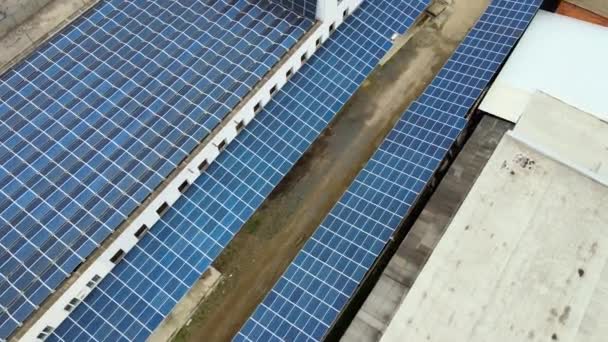 Vista Aérea Paneles Solares Fotovoltaicos Azules Montados Techo Del Edificio — Vídeos de Stock