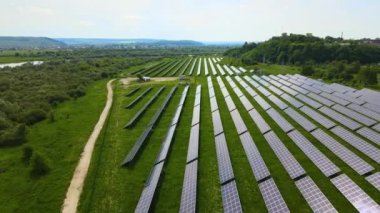 Temiz ekolojik elektrik enerjisi üretmek için birçok sıra güneş fotovoltaik paneli bulunan sürdürülebilir büyük elektrik santralinin havadan görünüşü. Sıfır emisyon kavramı ile yenilenebilir elektrik.