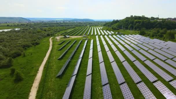 Αεροφωτογραφία Του Μεγάλου Βιώσιμου Σταθμού Ηλεκτρικής Ενέργειας Πολλές Σειρές Ηλιακών — Αρχείο Βίντεο