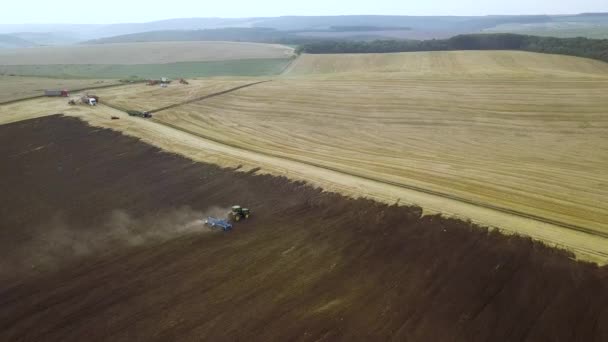 Luchtfoto Van Een Trekker Die Zwart Landbouwbedrijfsveld Ploegt Oogst Herfst — Stockvideo