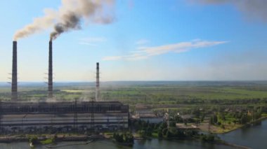 Kömür santralinin havadan görünüşü yüksek borular, siyah baca yığını atmosferi kirletiyor. Fosil yakıt kavramına sahip elektrik üretimi.