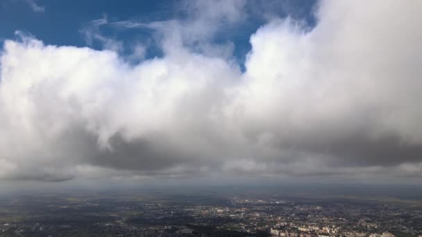 Vzdušný Pohled Velké Výšky Vzdáleného Města Pokrytého Nadýchanými Kumulativními Mraky — Stock video