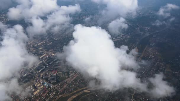 Widok Okna Samolotu Dużej Wysokości Odległego Miasta Pokrytego Burzliwymi Chmurami — Wideo stockowe