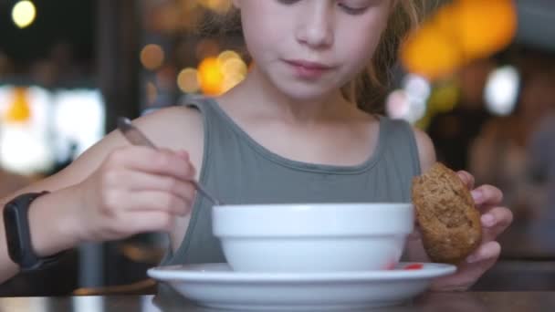 Παιδί Κορίτσι Τρώει Σούπα Και Νόστιμο Burger Στο Εστιατόριο — Αρχείο Βίντεο