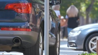 Trafik kurallarına aykırı park edilmiş bir arabayı yaya sokağı tarafında kapatın..