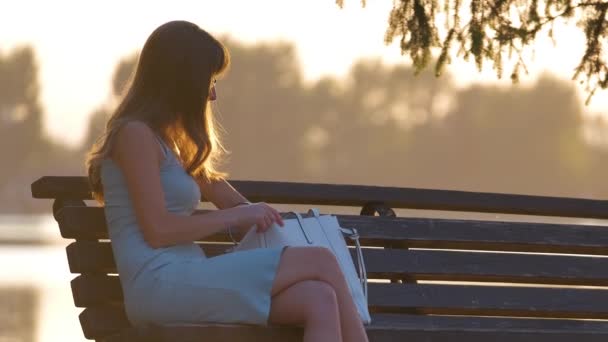 Mujer Joven Sentada Banco Del Parque Mirando Teléfono Celular Aire — Vídeo de stock