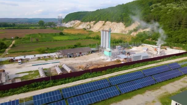 具有一排太阳能光电面板的发电厂的空中视图 用于在工业区生产清洁的生态电能 可再生能源 零排放概念 — 图库视频影像