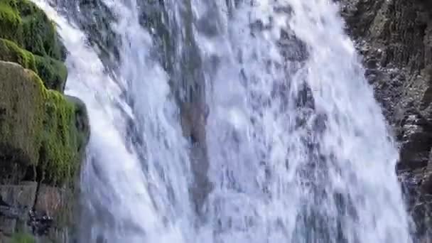 Waterval Berg Rivier Met Wit Schuimwater Vallen Van Rotsachtige Vorming — Stockvideo