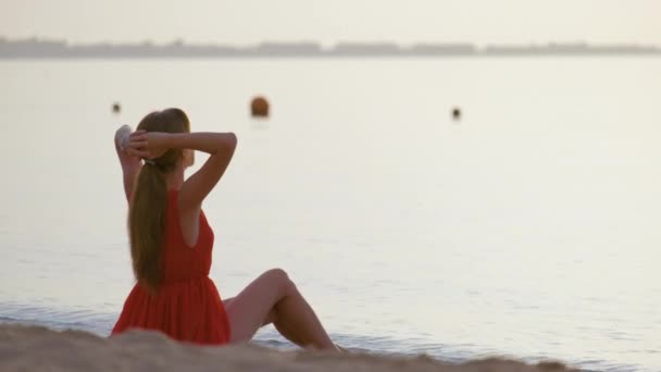 Ensam Ung Kvinna Sitter Havet Sandstrand Vid Havet Njuter Varm — Stockvideo