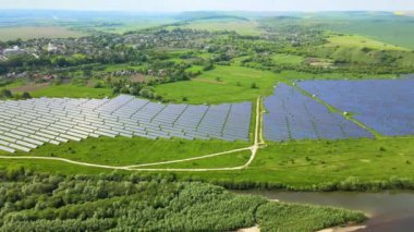 Temiz ekolojik elektrik enerjisi üretmek için birçok sıra güneş fotovoltaik paneli bulunan sürdürülebilir büyük elektrik santralinin havadan görünüşü. Sıfır emisyon kavramı ile yenilenebilir elektrik.