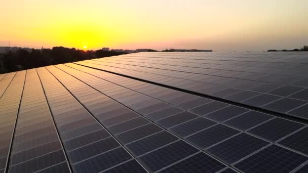 Blauwe Fotovoltaïsche Zonnepanelen Gemonteerd Het Dak Van Het Gebouw Voor — Stockvideo