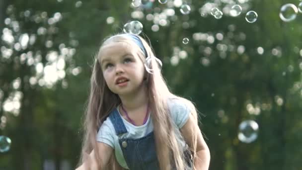 Kleines Glückliches Kindermädchen Jagt Sommerpark Seifenblasen — Stockvideo