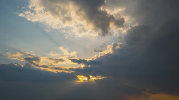 Time lapse beelden van snel bewegende avond wolken op gele hemel bij zonsondergang. — Stockvideo