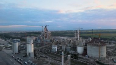 Yüksek beton fabrikası ve endüstriyel üretim alanında kule vinci olan çimento fabrikasının havadan görüntüsü. Üretim ve küresel sanayi kavramı.
