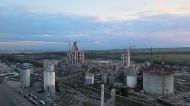 Luftaufnahme einer Zementfabrik mit hoher Betonwerkstruktur und Turmdrehkran im Industriegebiet. Fertigung und globales Branchenkonzept. — Stockvideo
