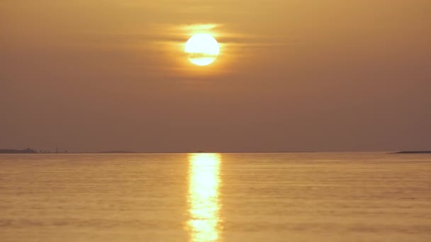 Gran sol amarillo saliendo sobre la superficie del mar. — Vídeo de stock