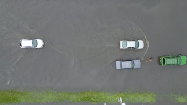 暴雨过后,城市交通的空中景观,汽车在被洪水淹没的街道上行驶.道路排水系统的问题. — 图库视频影像