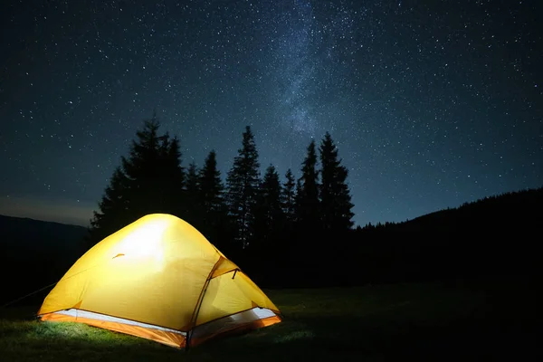 Ljus Belyst Camping Tält Glöder Campingplatsen Mörka Berg Natten Stjärnor — Stockfoto