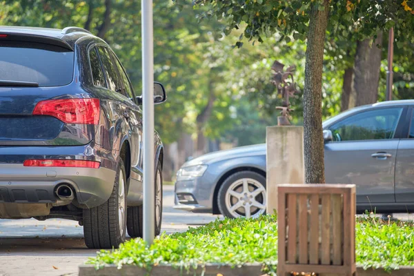 Крупный План Автомобиля Припаркованного Незаконно Против Правил Дорожного Движения Пешеходной — стоковое фото