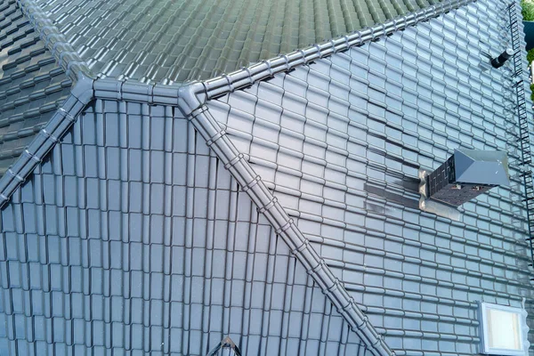 Nahaufnahme Von Hausdächern Mit Glänzenden Keramikschindeln — Stockfoto