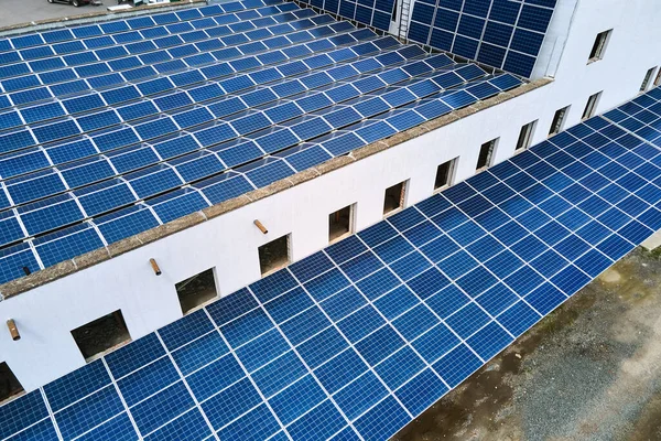 Vue Aérienne Panneaux Solaires Photovoltaïques Bleus Montés Sur Toit Bâtiment — Photo
