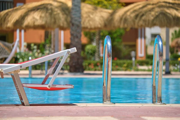 Lege Ligstoel Aan Rand Van Het Zwembad Het Zomerresort Vakantie — Stockfoto