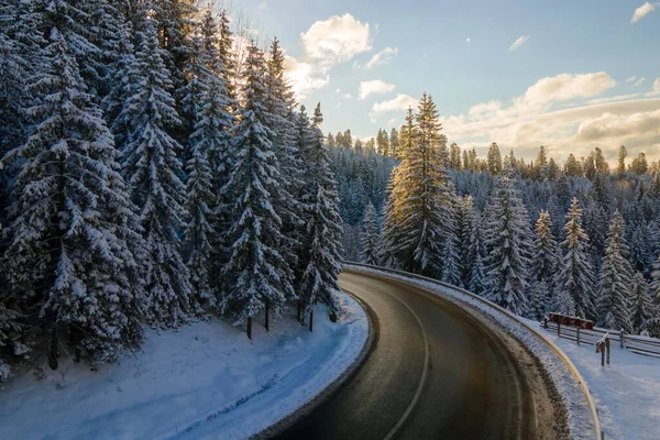 Вид Воздуха Зимний Пейзаж Заснеженными Горными Холмами Извилистой Лесной Дорогой — стоковое фото