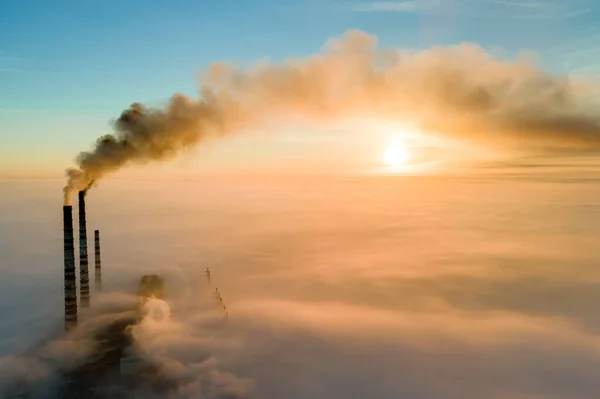 日落时分黑烟向污染大气移动的燃煤电厂高管空中景观 — 图库照片