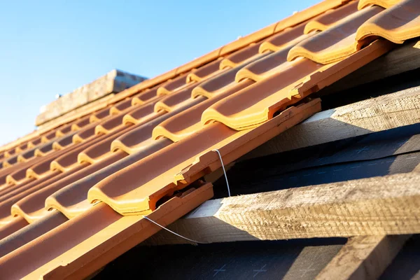 Επικάλυψη Σειρών Από Κίτρινα Κεραμικά Κεραμίδια Στέγης Τοποθετημένα Ξύλινες Σανίδες — Φωτογραφία Αρχείου