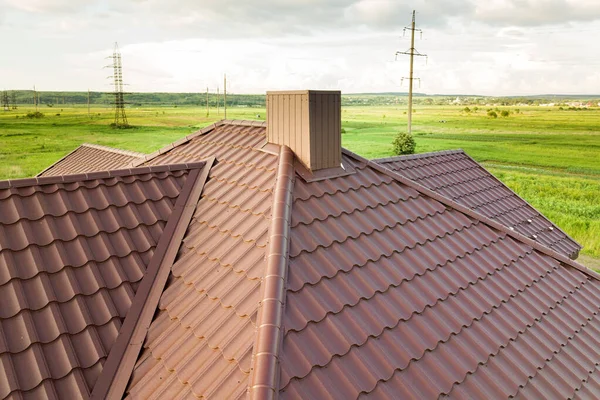 茶色の金属タイルシートで覆われた家の屋根構造の空中ビュー — ストック写真